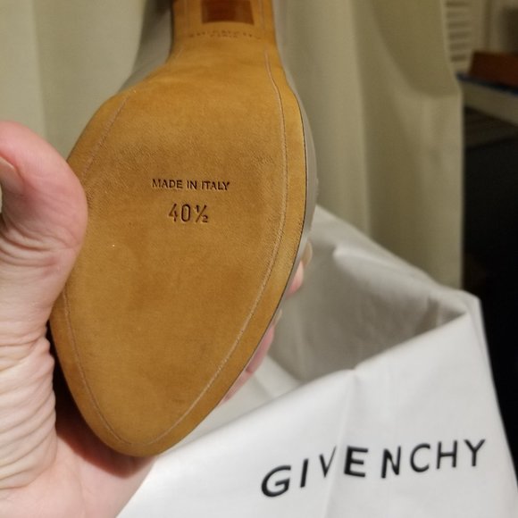 New, Authentic GIVENCHY leather Dove grey - Picture 5 of 10